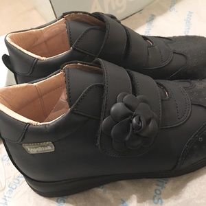 Angelitos embossed dark navy girls sneakers